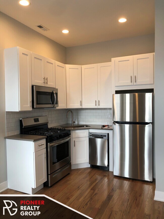 Building Photo - 358 W Dickens Ave