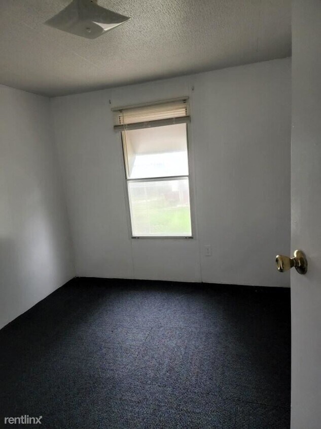 Building Photo - 2 br, 1 bath Mobile Home - 416 E. Vfw Lane...