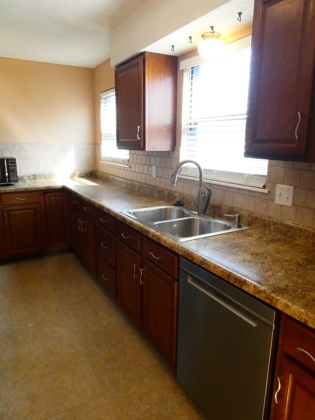 Foto del edificio - 3 Bedroom 2.5 Bath- Off Broadway Condominiums