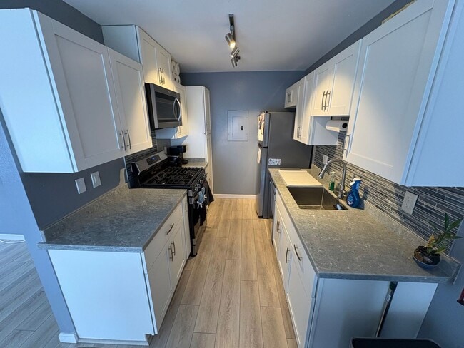 Building Photo - Remodeled 2/1.5 with AC in Palm Villas!