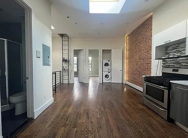 Building Photo - 165 Covert St