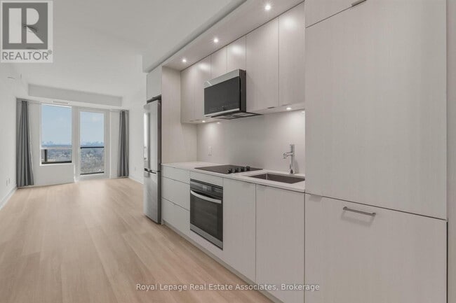 Photo du bâtiment - 60 Central Park Roadway