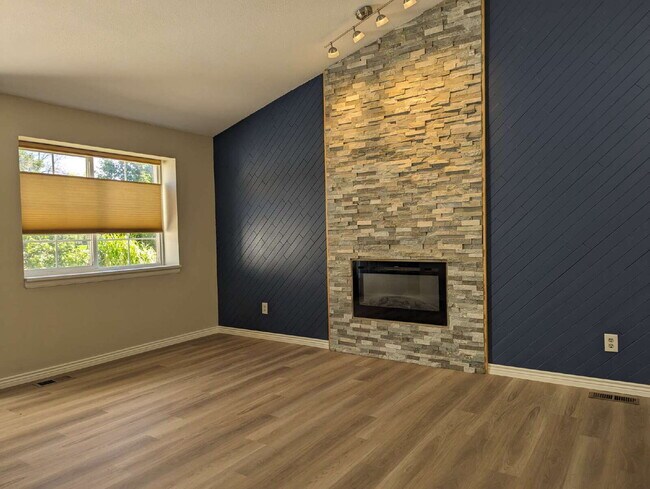 Building Photo - NW Longmont ranch home!