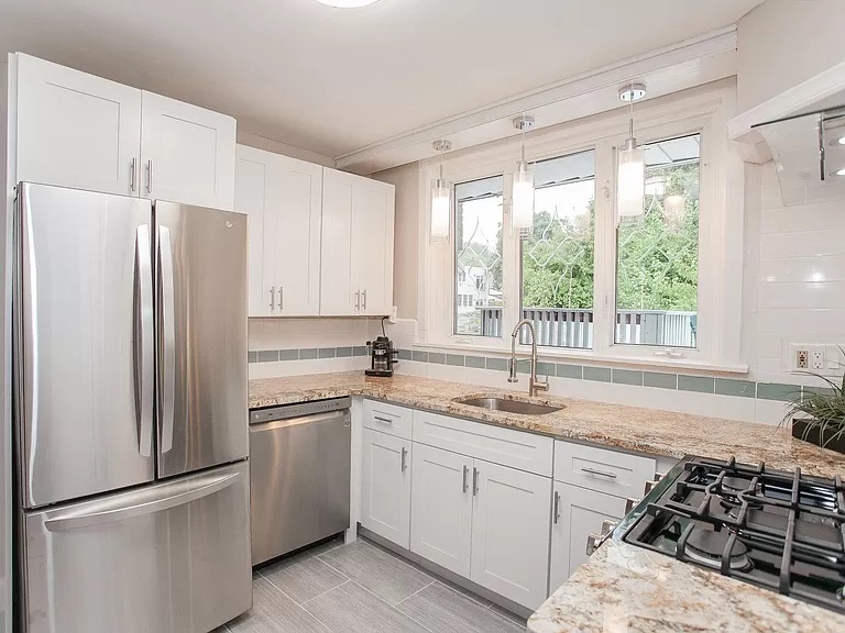 Kitchen - 326 Leverington Ave