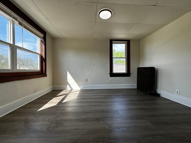 Building Photo - 828 S Maple Ave