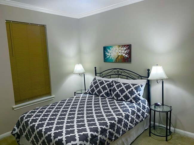 Building Photo - 1404 April Villa W