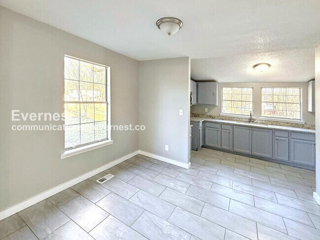 Building Photo - Limited Time Special Offer - Split your security deposit payment. 3 Bed/1 Bath Home with Fenced Y...