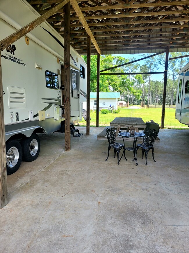 RV with lots of yard space and seating - 123 Gordon Rd