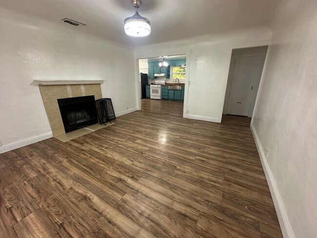 Foto del edificio - 301 Ainsley Ave