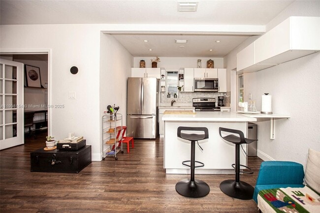 Building Photo - 1050 NW 46th St