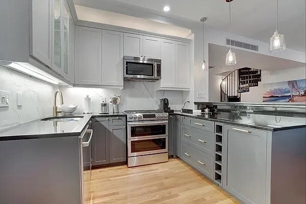 Primary Photo - 260 W Broadway
