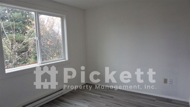 Foto del edificio - Updated Two Story 2 Bedroom Duplex near PSNS