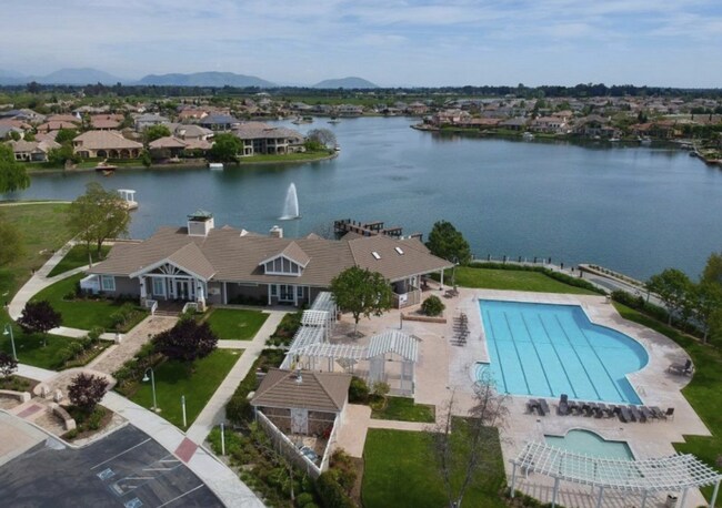 Foto del edificio - $2,950 Quail Lakes Gated Community & Pool ...