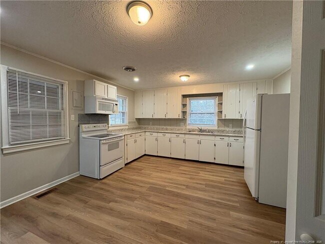 Building Photo - 3725 Sandra Dr