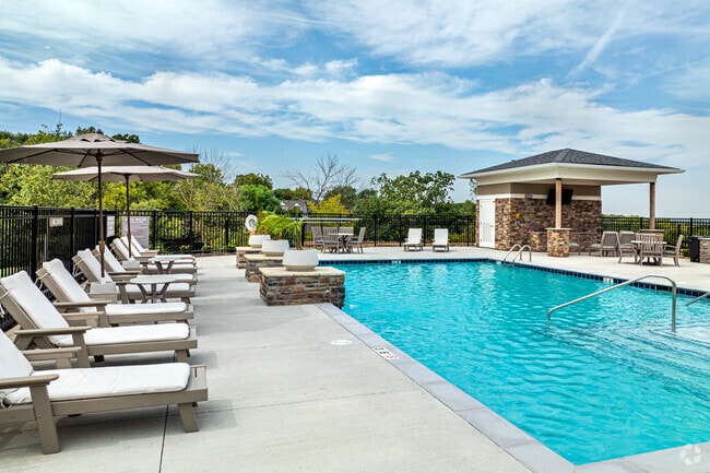 Piscina al aire libre - Bonavia Luxury Apartments