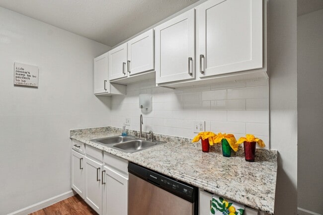 Foto del edificio - The Wind Song Apartments