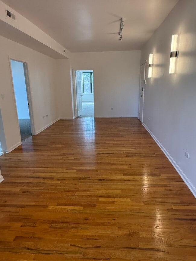 Building Photo - 5726 S King Dr