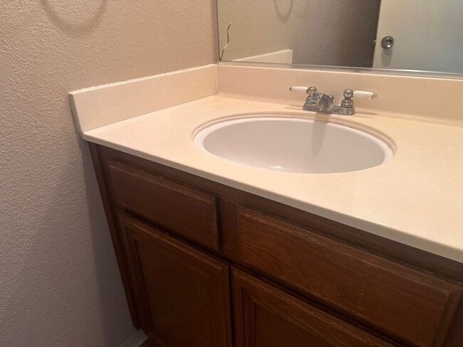 Building Photo - Clean 2 Bedroom 1.5 Bath Townhome in Park-...