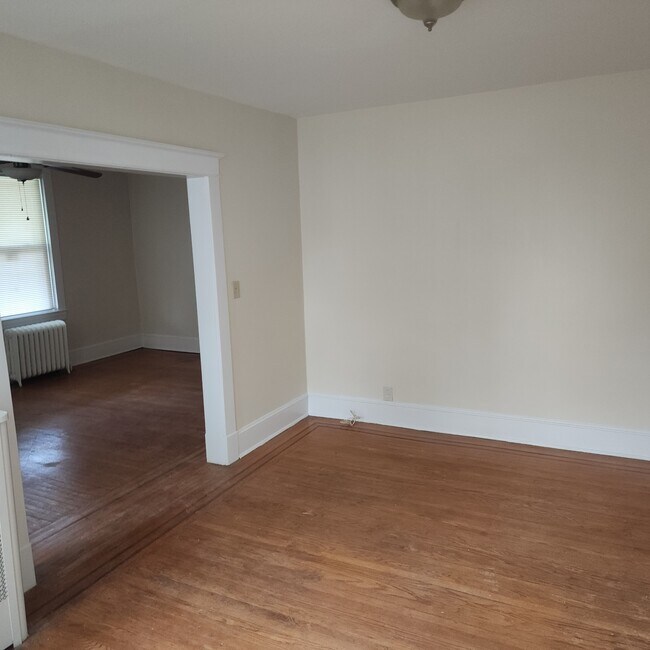 Building Photo - 2401 Poplar Dr