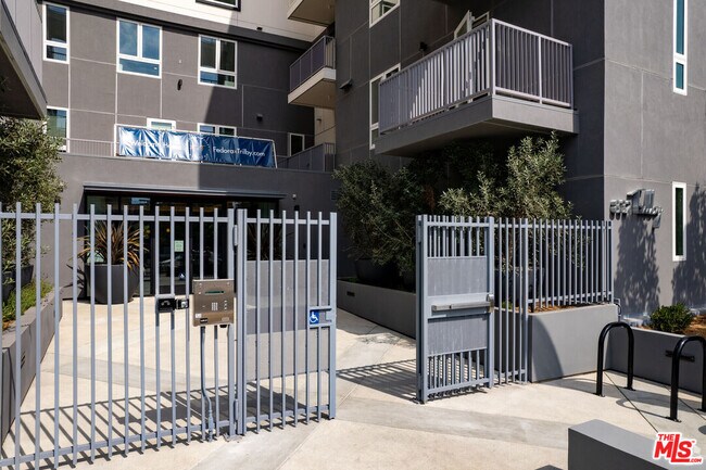 Foto del edificio - 839 S Fedora St