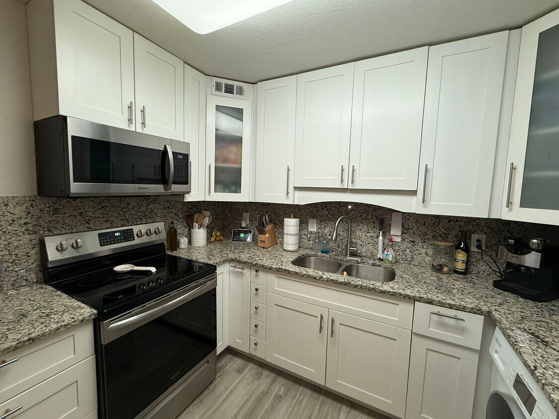 Foto principal - 4900 NW 79th Ave