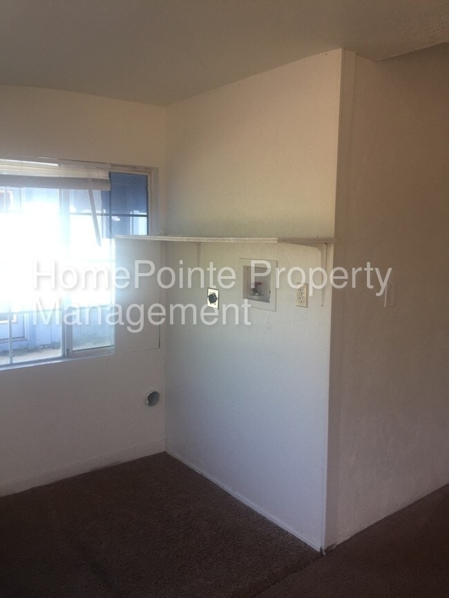Foto del edificio - 5749 Pomegranate Ave