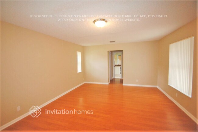 Building Photo - 365 NW 105th Dr