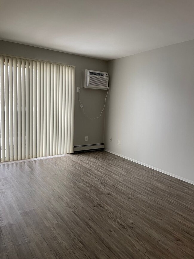 Building Photo - Large One Bedroom Apartment! Washer and Dryer in Unit!