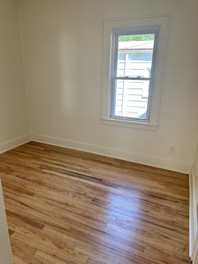 Building Photo - 743 E Mansfield Ave