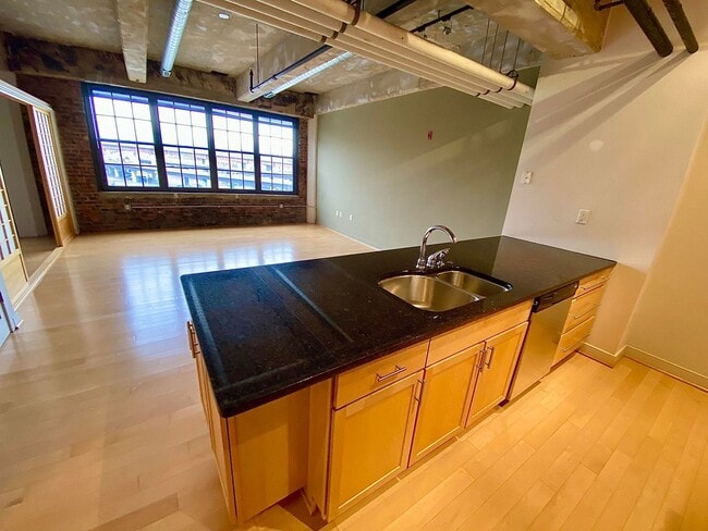 Building Photo - Stunning Industrial-Contemporary One Bedroom Condo- Parking included!