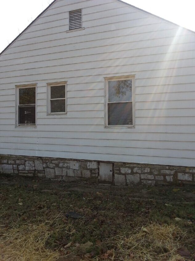Building Photo - 107 Maple Ave