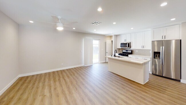 Foto del edificio - Newly Renovated 6 bed house on 63rd! (Leas...
