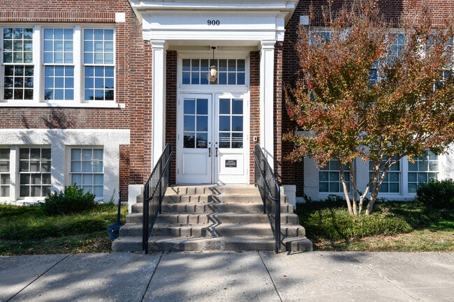 Building Photo - 900 Barton St