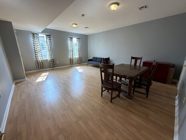 Foto del edificio - 372 Bramhall Ave