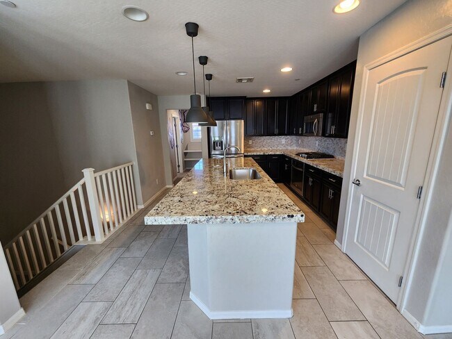 Building Photo - Three Level Mountains Edge Townhome