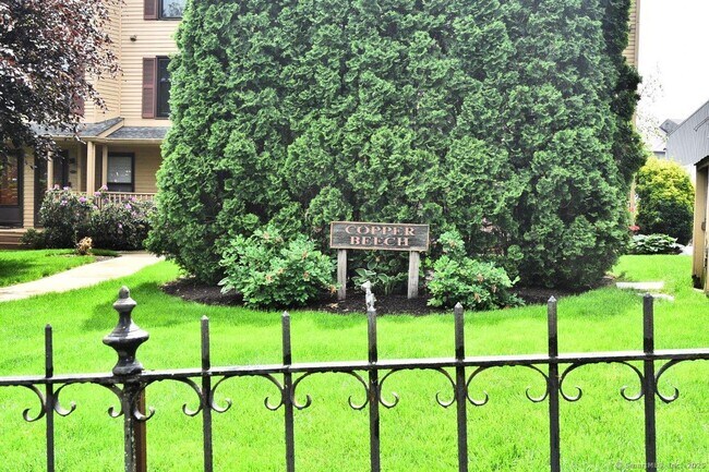 Foto del edificio - 178 Flax Hill Rd