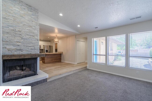 Foto del edificio - Newly Remodeled 3 Bedroom Townhome. Small ...