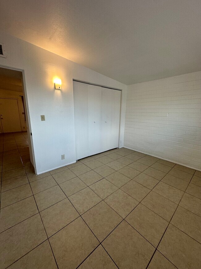 Foto del edificio - 1053 E Prince Rd