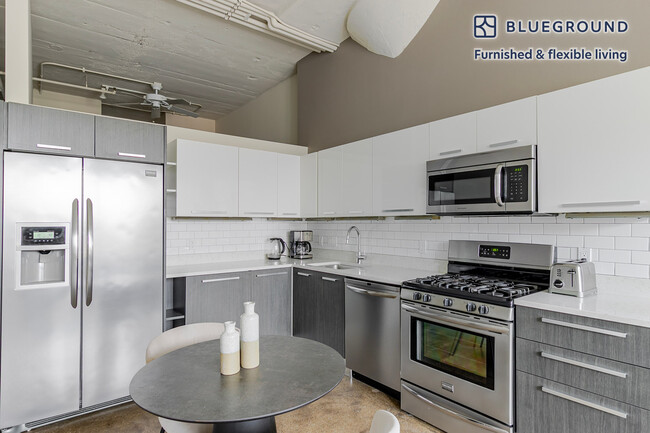 Building Photo - 1313 W Randolph St