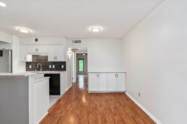 Building Photo - 505 W 7th St