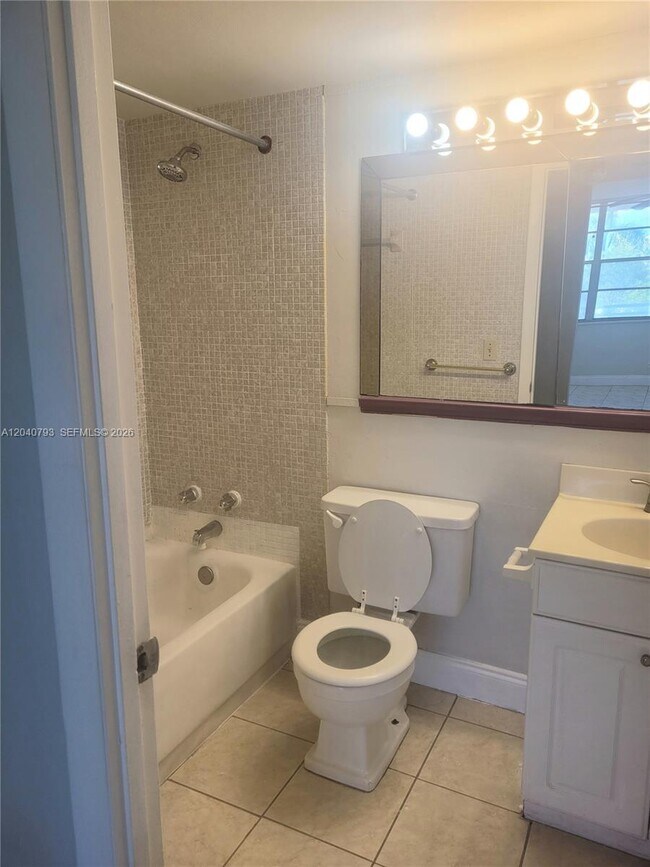 Foto del edificio - 2025 NE 164th St