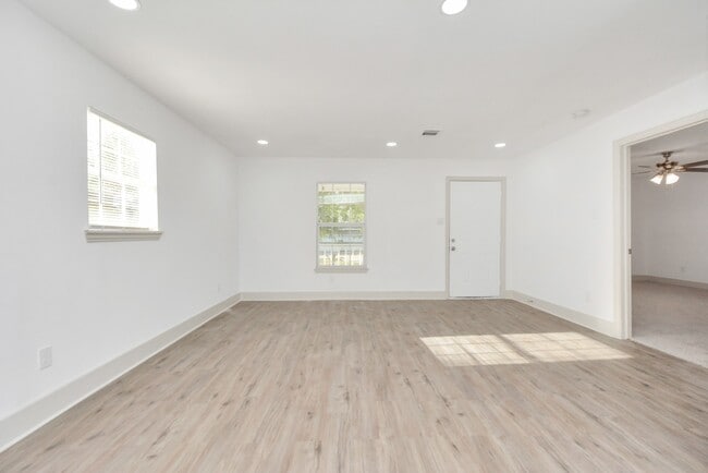 Building Photo - 1501 Maiden Ln