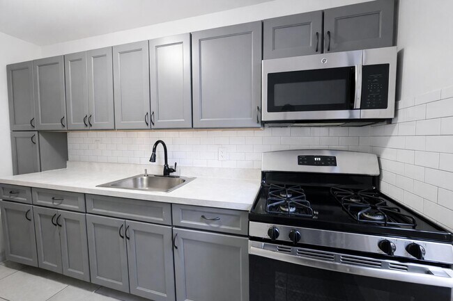 Foto del edificio - 525-527 Riverdale Avenue