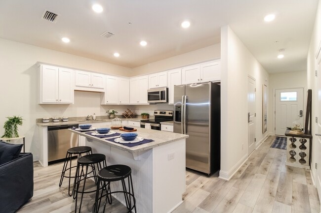 Building Photo - Overland Townhomes