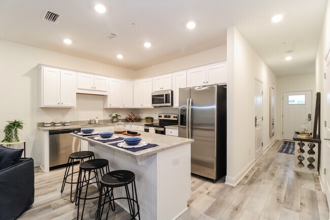 Foto del edificio - Overland Townhomes