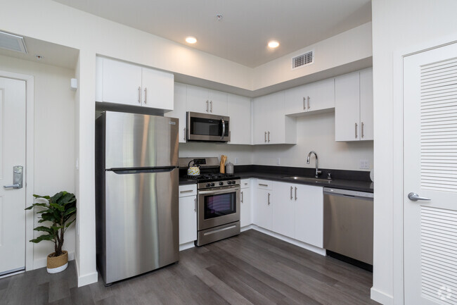 Cocinas de concepto abierto, ¡estufa de gas! - The Centennial Apartments - 10555 Bloomfield