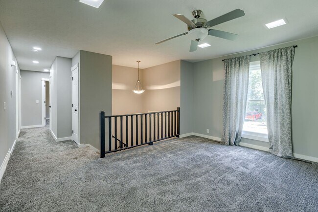 Foto del edificio - Centrally Located 3 Bedroom with Finished ...