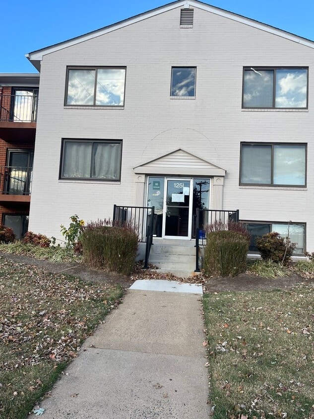 Primary Photo - Country Club 1 Bedroom Condo