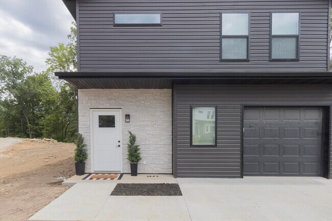 Foto del edificio - 2828 Emery Dr