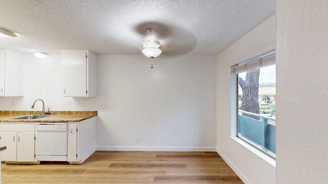 Building Photo - 827 Las Gallinas Ave